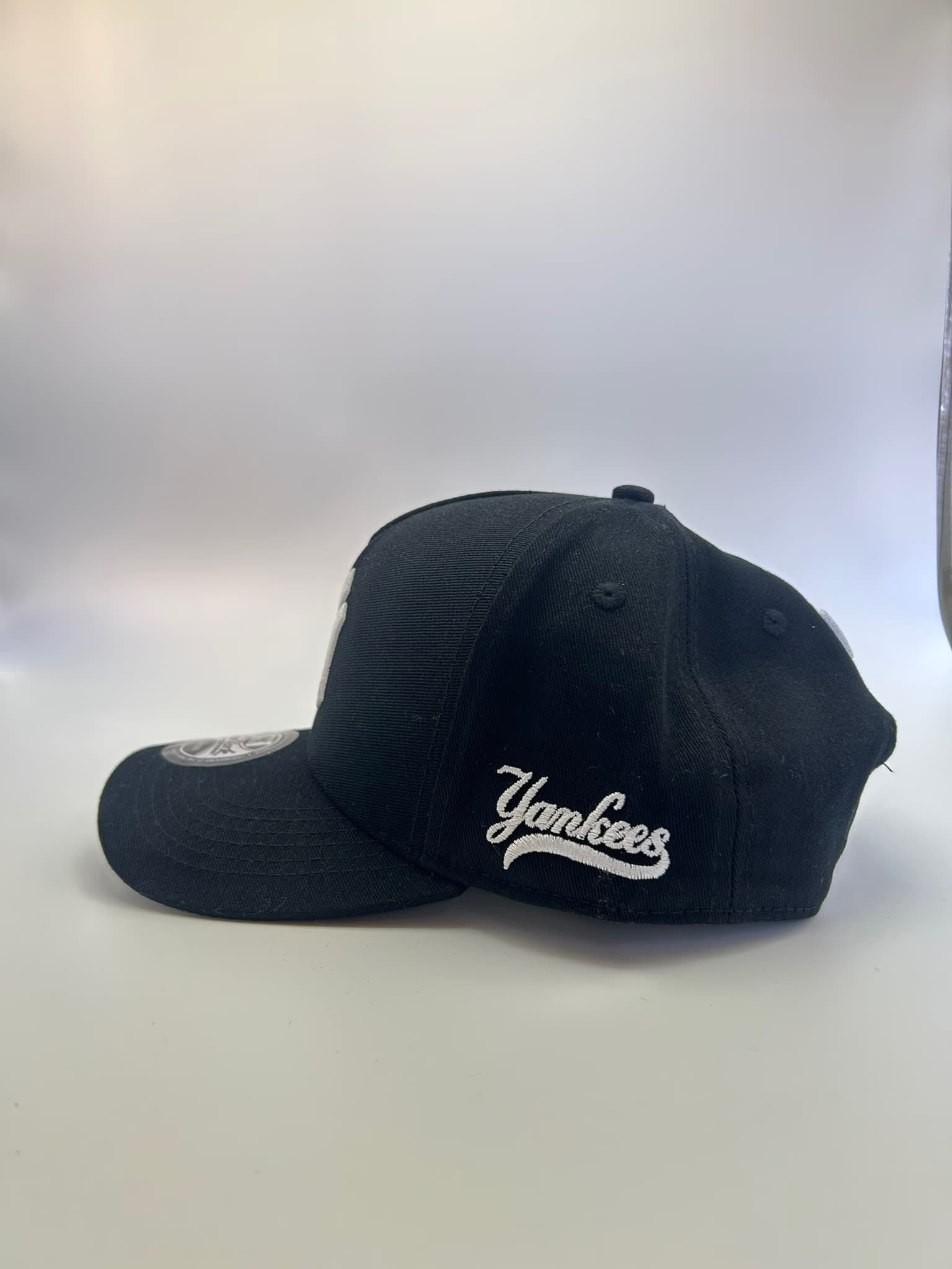 Boné New York Preto com Logo Branco imagem 3